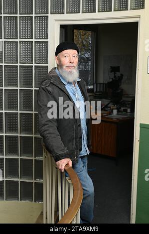 Schauspieler Bill Mockridge posiert am Set der ARD Serie Rentnercops ...