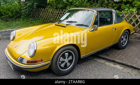 WETTENBERG, HESSE, GERMANY - 07 - 28 - 2023: Porsche 911 Targa sports car F model in gold metallic from the seventies at the Golden Oldies classic car Stock Photo