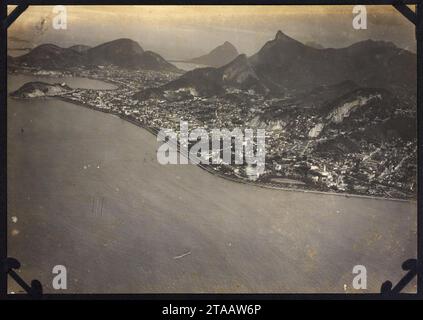 Vista aérea do centro do Rio de Janeiro, ao fundo, o Morro do Corcovado e a Pedra da Gávea (007ALA059). Stock Photo