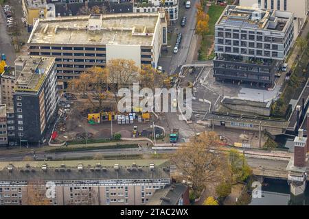 Luftbild, Baustelle mit Neugestaltung Calaisplatz neben der Schwanentorbrücke am Innenhafen, umgeben von herbstlichen Laubbäumen, Altstadt, Duisburg, Ruhrgebiet, Nordrhein-Westfalen, Deutschland ACHTUNGxMINDESTHONORARx60xEURO *** Aerial view, construction site with redesign of Calaisplatz next to the Schwanentorbrücke at the inner harbor, surrounded by autumnal deciduous trees, Altstadt, Duisburg, Ruhrgebiet, Nordrhein Westfalen, Germany ACHTUNGxMINDESTHONORARx60xEURO Credit: Imago/Alamy Live News Stock Photo