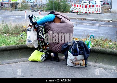 Symbol Obdachlosigkeit - Armut in der Hauptstadt - Berlin, Deutschland, GER, Germany, 27.11.2023 - Berlin-Mitte Ortsteil Wedding: Eine offensichtlich obdachlose Person mit ihren Habseligkeiten im Bereich des S-Bahnhofs Wedding. Immer mehr Menschen leben in Berlin ohne festen Wohnsitz auf der Straße. Der nahegelegene Leopoldplatz ist, wie auch die angrenzenden Straßen, ein beliebter Anlaufpunkt für die Alkohol- und Drogenszene. Seit geraumer Zeit trifft sich hier vermehrt auch die Crack-Szene. *** Symbol of homelessness Poverty in the capital Berlin, Germany, GER, Germany, 27 11 2023 Berlin Mit Stock Photo