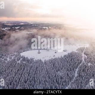 30.11.2023, GER, Luftaufnahmen Thüringer Wald im Winter Im Bild zu sehen ist der Schneekopf bei Gehlberg, einem Ortsteil der thüringischen Stadt Suhl, mit 978 m ü. NHN im Sonnenaufgang mit Wolken/Nebel im Winter Suhl OT Gehlberg Schneekopf Thüringen Deutschland *** 30 11 2023, GER, Aerial view Thuringian Forest in winter The picture shows the Schneekopf near Gehlberg, a district of the Thuringian town of Suhl, at 978 m above sea level at sunrise with clouds fog in winter Suhl OT Gehlberg Schneekopf Thuringia Germany Credit: Imago/Alamy Live News Stock Photo