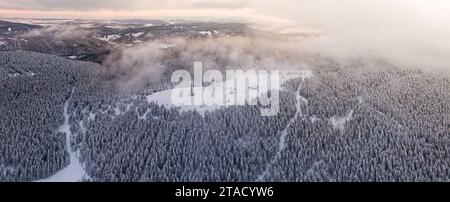 30.11.2023, GER, Luftaufnahmen Thüringer Wald im Winter Im Bild zu sehen ist der Schneekopf bei Gehlberg, einem Ortsteil der thüringischen Stadt Suhl, mit 978 m ü. NHN im Sonnenaufgang mit Wolken/Nebel im Winter Suhl OT Gehlberg Schneekopf Thüringen Deutschland *** 30 11 2023, GER, Aerial view Thuringian Forest in winter The picture shows the Schneekopf near Gehlberg, a district of the Thuringian town of Suhl, at 978 m above sea level at sunrise with clouds fog in winter Suhl OT Gehlberg Schneekopf Thuringia Germany Credit: Imago/Alamy Live News Stock Photo