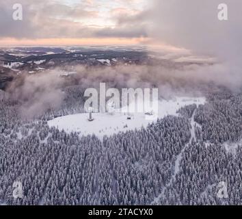 30.11.2023, GER, Luftaufnahmen Thüringer Wald im Winter Im Bild zu sehen ist der Schneekopf bei Gehlberg, einem Ortsteil der thüringischen Stadt Suhl, mit 978 m ü. NHN im Sonnenaufgang mit Wolken/Nebel im Winter Suhl OT Gehlberg Schneekopf Thüringen Deutschland *** 30 11 2023, GER, Aerial view Thuringian Forest in winter The picture shows the Schneekopf near Gehlberg, a district of the Thuringian town of Suhl, at 978 m above sea level at sunrise with clouds fog in winter Suhl OT Gehlberg Schneekopf Thuringia Germany Credit: Imago/Alamy Live News Stock Photo