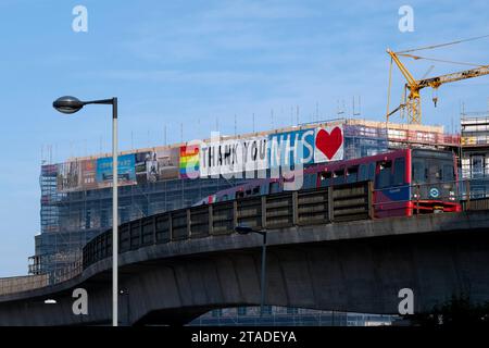 Covid-19 Lockdown, London 2020: A giant banner supporting the NHS hangs on a construction site during the imposed lockdown in London, UK, on May 4, 2020. Photographer: Bryn Colton Stock Photo
