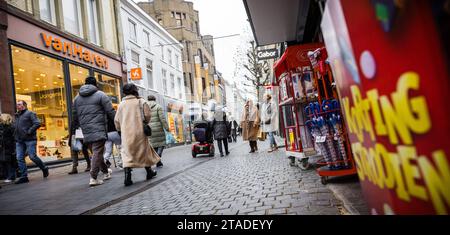 BREDA - Shoppers in the city center of Breda, where, among other things, Sinterklaas shopping is done. ANP ROB ENGELAAR netherlands out - belgium out Stock Photo