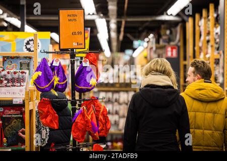 BREDA - Shoppers in the city center of Breda, where, among other things, Sinterklaas shopping is done. ANP ROB ENGELAAR netherlands out - belgium out Stock Photo