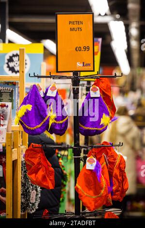 BREDA - Shoppers in the city center of Breda, where, among other things, Sinterklaas shopping is done. ANP ROB ENGELAAR netherlands out - belgium out Stock Photo