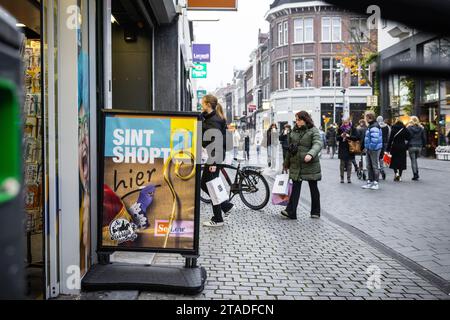 BREDA - Shoppers in the city center of Breda, where, among other things, Sinterklaas shopping is done. ANP ROB ENGELAAR netherlands out - belgium out Stock Photo