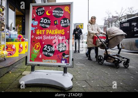 BREDA - Shoppers in the city center of Breda, where, among other things, Sinterklaas shopping is done. ANP ROB ENGELAAR netherlands out - belgium out Stock Photo