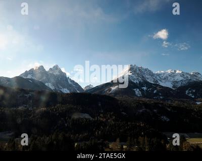 AWindy day on Dolomites park of Lavaredo Peaks of Mountain Rudo, Croda dei Rondoi, Torre dei Scarperi, Croda dei Baranci, Cima Piatta Alta, Tre Cime d Stock Photo