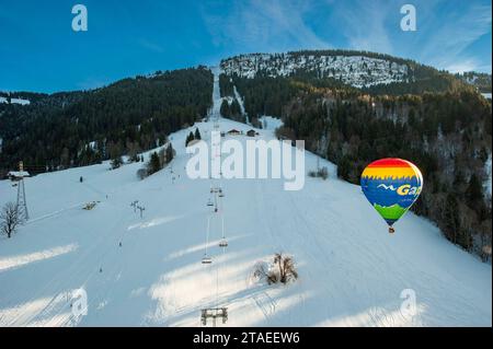 France, Savoie, Val d'Arly, Praz sur Arly, gathering of hot air balloons called the montgolfiades, flight above the slopes of the Espace Diamant Stock Photo