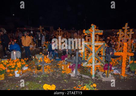 Tzintzuntzan, Michoacan, Mexico: November 1, 2023: Celebration of Day of the Dead with decoration of the cemetery and a candlelight vigil. Stock Photo