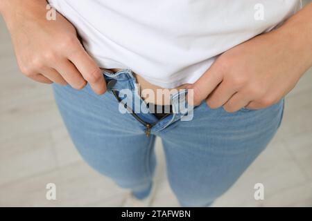 Fat Woman Trying To Put On Her Tight Jeans Banco de Imagens