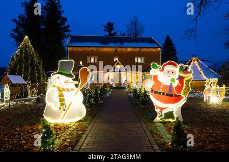 PRODUCTION - 27 November 2023, Saxony, Großröhrsdorf: Rüdiger Browatzke's property decorated for Christmas. For more than 20 years, the 68-year-old has been decorating his house and garden with festive decorations and Christmas lights. Photo: Sebastian Kahnert/dpa Stock Photo