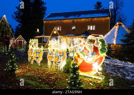 PRODUCTION - 27 November 2023, Saxony, Großröhrsdorf: Rüdiger Browatzke's property decorated for Christmas. For more than 20 years, the 68-year-old has been decorating his house and garden with festive decorations and Christmas lights. Photo: Sebastian Kahnert/dpa Stock Photo