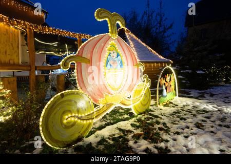 PRODUCTION - 27 November 2023, Saxony, Großröhrsdorf: Rüdiger Browatzke's property decorated for Christmas. For more than 20 years, the 68-year-old has been decorating his house and garden with festive decorations and Christmas lights. Photo: Sebastian Kahnert/dpa Stock Photo