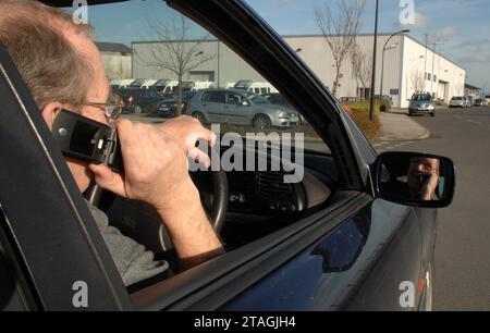 PICTURE POSED BY MODEL. File photo dated 14/02/2007 of a driver talking on his mobile telephone while driving. Sightings of handheld mobile phone use by drivers are common on UK roads despite Friday being the 20th anniversary of the practice being banned, a survey suggests. Some 93% of respondents to a poll of more than 12,000 AA members said they often see other motorists using a phone at the wheel. Issue date: Friday December 1, 2023. Stock Photo