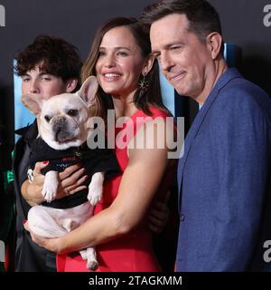 November 29, 2023, Los Angeles, California, USA: Oscar, the dog, with JENNIFER GARNER and ED HELMS at The Nextflix 'Family Switch' premiere at The Grove (Credit Image: © Nina Prommer/ZUMA Press Wire) EDITORIAL USAGE ONLY! Not for Commercial USAGE! Stock Photo