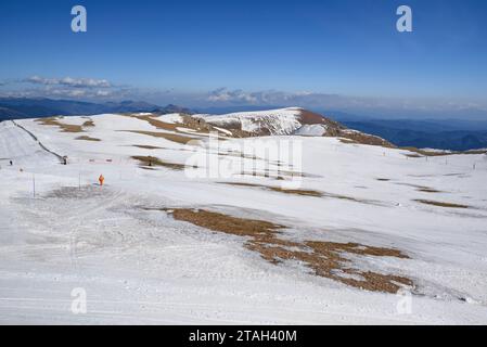 Panoramic view from the summit of Tosa d'Alp in winter looking towards Puigllançada (Berguedà, Catalonia, Spain, Pyrenees) Stock Photo