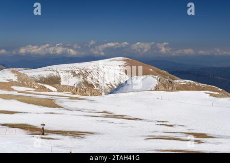 Panoramic view from the summit of Tosa d'Alp in winter looking towards Puigllançada (Berguedà, Catalonia, Spain, Pyrenees) Stock Photo