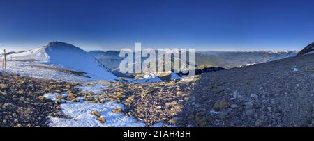 Panoramic view from the summit of Tosa d'Alp on a snowy winter morning (Cerdanya, Catalonia, Spain, Pyrenees) ESP Vista panorámica desde la Tosa d'Alp Stock Photo