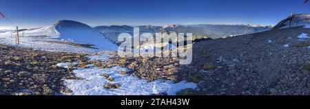 Panoramic view from the summit of Tosa d'Alp on a snowy winter morning (Cerdanya, Catalonia, Spain, Pyrenees) ESP Vista panorámica desde la Tosa d'Alp Stock Photo