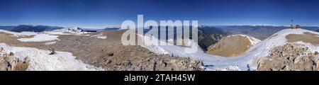 Panoramic view from the summit of Tosa d'Alp on a snowy winter morning (Cerdanya, Catalonia, Spain, Pyrenees) ESP Vista panorámica desde la Tosa d'Alp Stock Photo