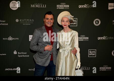 Dieter Padar und Britt Kanja bei der Strassenfeger Charity Aktion 2023 by Maximilian Seitz in der Mall of Berlin. Berlin, 30.11.2023 Stock Photo