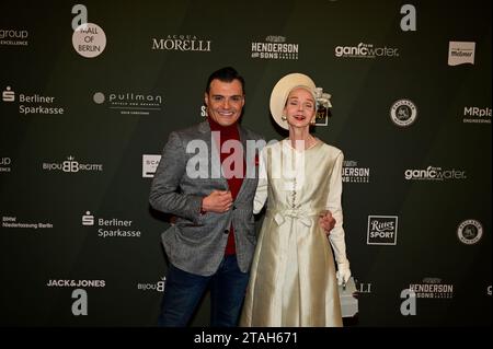 Dieter Padar und Britt Kanja bei der Strassenfeger Charity Aktion 2023 by Maximilian Seitz in der Mall of Berlin. Berlin, 30.11.2023 Stock Photo