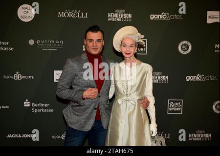 Dieter Padar und Britt Kanja bei der Strassenfeger Charity Aktion 2023 by Maximilian Seitz in der Mall of Berlin. Berlin, 30.11.2023 Stock Photo