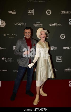 Dieter Padar und Britt Kanja bei der Strassenfeger Charity Aktion 2023 by Maximilian Seitz in der Mall of Berlin. Berlin, 30.11.2023 Stock Photo