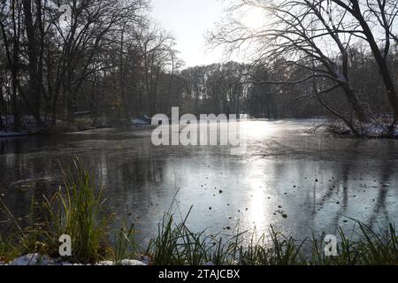 Ein gefrorenere See im Tiergarten von Berlin am 01.12.2023 *** A frozen lake in the Tiergarten of Berlin on 01 12 2023 Credit: Imago/Alamy Live News Stock Photo