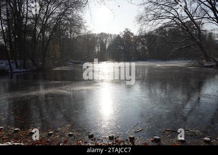 Ein gefrorenere See im Tiergarten von Berlin am 01.12.2023 *** A frozen lake in the Tiergarten of Berlin on 01 12 2023 Credit: Imago/Alamy Live News Stock Photo