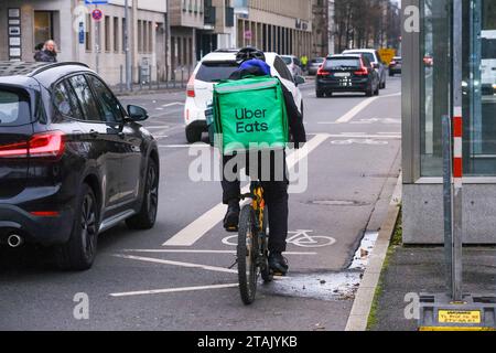 Düsseldorf 01.12.2023 Uber Eats Lieferdienst Lieferfahrer Lebensmittel Radweg Fahrradweg Düsseldorf Nordrhein-Westfalen Deutschland *** Düsseldorf 01 12 2023 Uber Eats delivery service delivery driver food cycle path cycle path Düsseldorf North Rhine-Westphalia Germany Credit: Imago/Alamy Live News Stock Photo