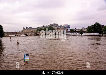 série de photo prise les 4 et 5 juin 2016 à Paris lors de la crue de la seine - series of photos taken on June 4 and 5, 2016 in Paris during the flood Stock Photo