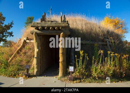 Earth lodge, Knife River Indian Villages National Historic Site, Lewis and Clark National Historic Trail, North Dakota Stock Photo