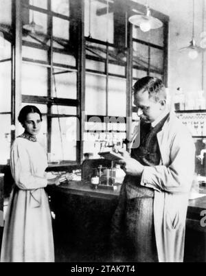 Otto Hahn and Lise Meitner. The Austrian-Swedish physicist, Lise Meitner (b. Elise Meitner, 1878-1968) and the German chemist, Otto Hahn (1879-1968)  in the chemical laboratory of the Kaiser Wilhelm Institute for Chemistry, 1913 Stock Photo