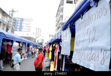 GYE-COMERCIANTES BAHIA Guayaquil, viernes 01 de diciembre del 2023. Comerciantes informales se apostaron en 4 calles de los alrededores de la bahia donde el municipio de Guayaquil instalo una feria ciudadana, que funcionara desde hoy hasta el 31 de diciembre. Fotos:CÃ sar Munoz/API Guayaquil Guayas Ecuador SOI-GYE-COMERCIANTESBAHIA-661a17774e1f8409e8cabe415acabed5 *** GYE COMERCIANTES BAHIA Guayaquil, Friday, December 01, 2023 Informal traders are stationed in 4 streets around the bay where the municipality of Guayaquil installed a civic fair, which will run from today until December 31 Photos Stock Photo