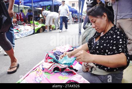 GYE-COMERCIANTES BAHIA Guayaquil, viernes 01 de diciembre del 2023. Comerciantes informales se apostaron en 4 calles de los alrededores de la bahia donde el municipio de Guayaquil instalo una feria ciudadana, que funcionara desde hoy hasta el 31 de diciembre. Fotos:CÃ sar Munoz/API Guayaquil Guayas Ecuador SOI-GYE-COMERCIANTESBAHIA-715dcf0878dd1cb2ef87a8f67785d9e9 *** GYE COMERCIANTES BAHIA Guayaquil, Friday, December 01, 2023 Informal traders are stationed in 4 streets around the bay where the municipality of Guayaquil installed a civic fair, which will run from today until December 31 Photos Stock Photo