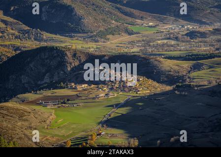 Route of the Pla de l'Àliga viewpoints from Estana. View of the village of Bellver de Cerdanya (Cerdanya, Catalonia, Spain, Pyrenees) Stock Photo