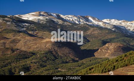 Snow-capped Cerdanya mountains in late autumn. La Carabassa summit (Cerdanya, Catalonia, Spain, Pyrenees) ESP: Montañas de la Cerdanya nevadas Stock Photo
