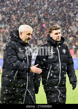 Hamburg, Deutschland. 01st Dec, 2023. Fabian Huerzeler (FC St. Pauli) Cheftrainer, Headcoach, Peter Nemeth (FC St. Pauli) Co-Trainer, Coach GER, FC St. Pauli vs. Hamburger SV, Fussball, 2.Bundesliga, Spieltag 15, Spielzeit 2023/2024, 01.12.2023 Foto: Eibner-Pressefoto/ Stephanie Zerbe DFB/DFL REGULATIONS PROHIBIT ANY USE OF PHOTOGRAPHS AS IMAGE SEQUENCES AND/OR QUASI-VIDEO/dpa/Alamy Live News Stock Photo