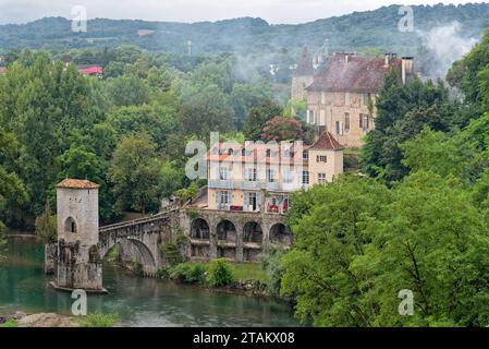 le village de sauveterre de béarn en plein été après l'orage - the village of sauveterre de béarn in midsummer after the storm Stock Photo