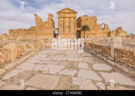 Sbeitla, Subaytilah, Kasserine, Tunisia. Capitoline temples at the Byzantine Roman ruins in Sbeitla. Stock Photo