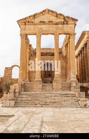 Sbeitla, Subaytilah, Kasserine, Tunisia. Capitoline temples at the Byzantine Roman ruins in Sbeitla. Stock Photo