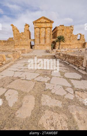 Sbeitla, Subaytilah, Kasserine, Tunisia. Capitoline temples at the Byzantine Roman ruins in Sbeitla. Stock Photo