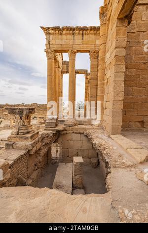 Sbeitla, Subaytilah, Kasserine, Tunisia. Capitoline temples at the Byzantine Roman ruins in Sbeitla. Stock Photo