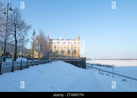 RYBINSK, RUSSIA - JANUARY 07, 2023: The ancient building of the Grain Exchange on the embankment of the Volga River in the city landscape on a frosty Stock Photo