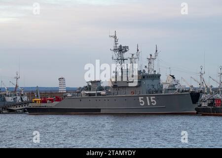 KRONSTAD, RUSSIA - NOVEMBER 19, 2023: The minesweeper 'Pavel Khenov' parked on the base of the Baltic naval fleet on a early November morning Stock Photo